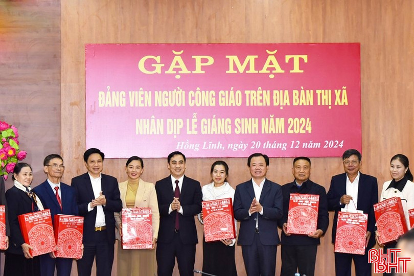 Lãnh đạo TX Hồng Lĩnh tặng quà cho đội ngũ đảng viên là người công giáo nhân dịp lễ Giáng sinh.