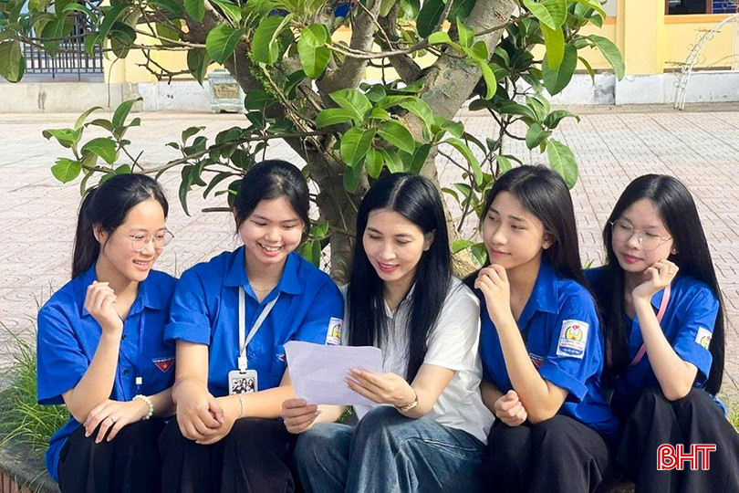 Chia sẻ, tâm tình với học sinh cũng là cách để cô nắm bắt tâm sinh lý của các em, từ đó có những lựa chọn truyền dạy phù hợp, hiệu quả.