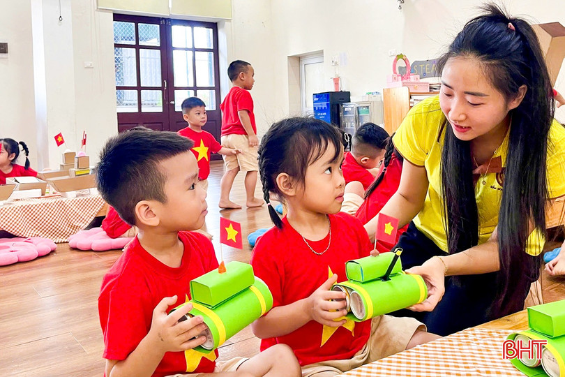 Những buổi học về tái chế luôn rộn ràng. Từ những vật liệu tưởng chừng đã bỏ đi, dưới sự hướng dẫn của giáo viên, các em được thỏa sức sáng tạo nên nhiều mô hình sinh động, đầy màu sắc, qua đó hình thành ý thức bảo vệ môi trường. Trong ảnh: Buổi học tại lớp Nemo2, Trường Mầm non Tư thục Nguyễn Du (phường Thành Sen).