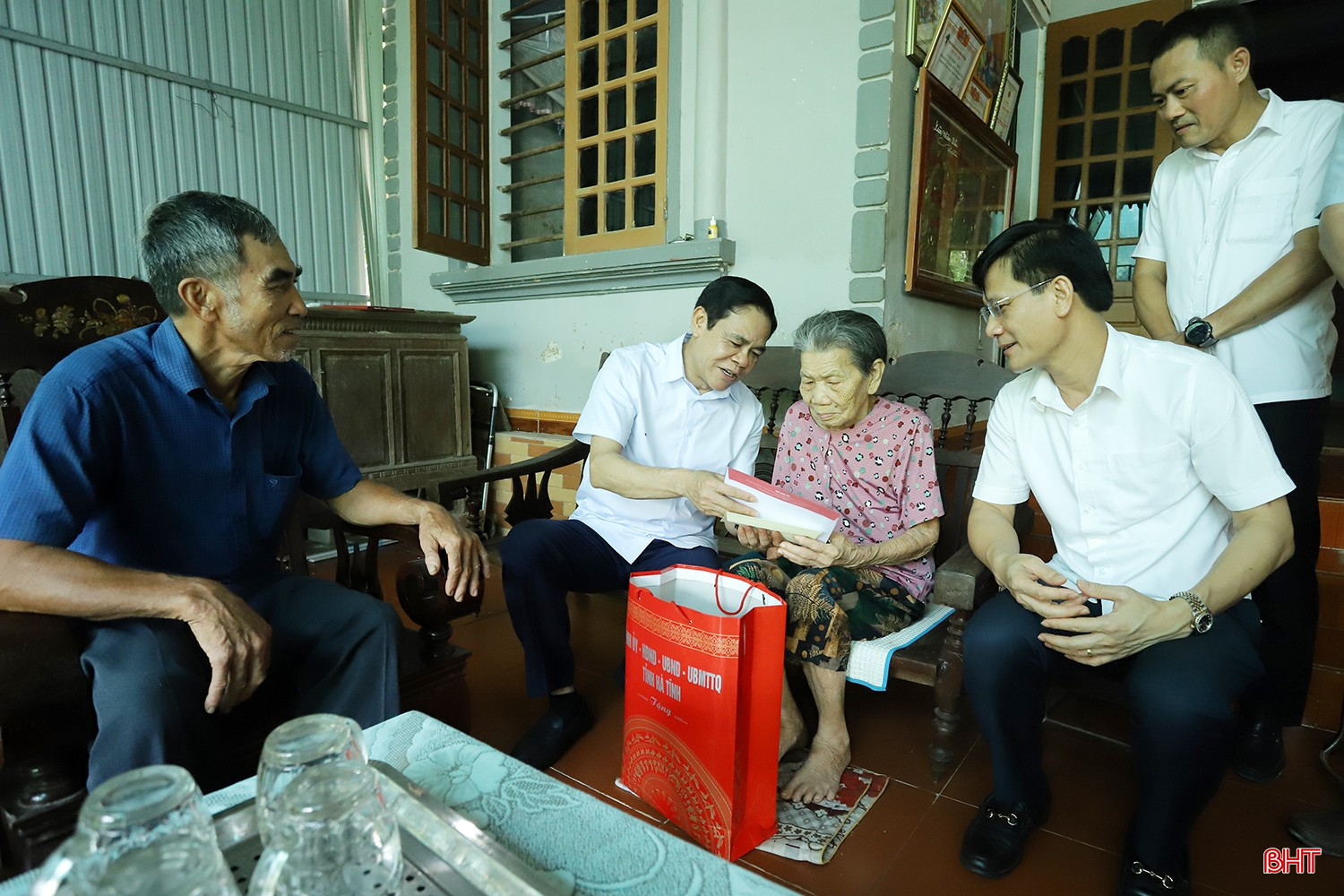 bqbht_br_tang-qua-80-nam-quoc-khanh.jpg