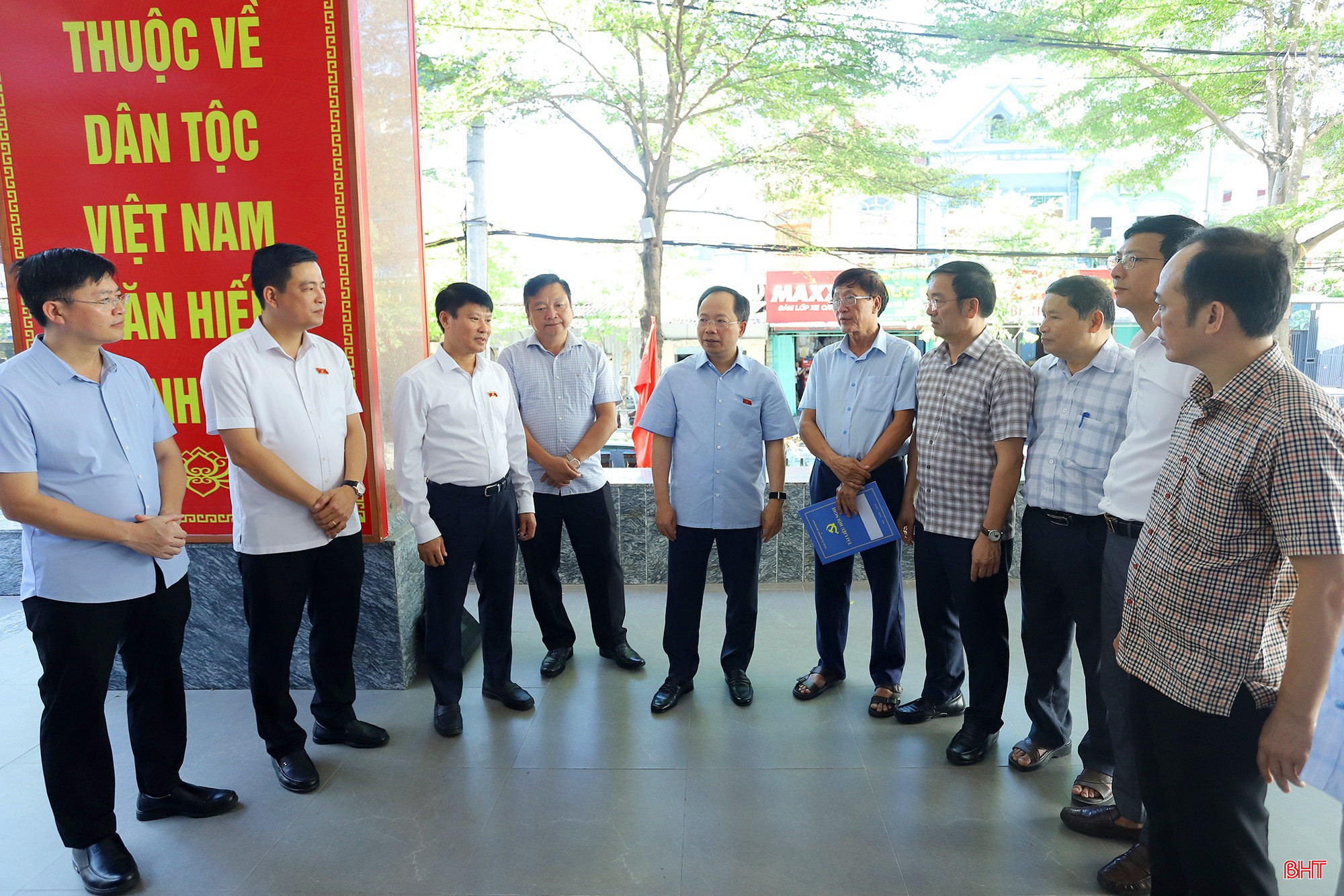Đồng chí Nguyễn Duy Lâm – Ủy viên Trung ương Đảng, Bí thư Tỉnh ủy, Trưởng đoàn ĐBQH tỉnh trao đổi với các đại biểu, cử tri bên lề hội nghị tiếp xúc cử tri của đại biểu HĐND tỉnh.