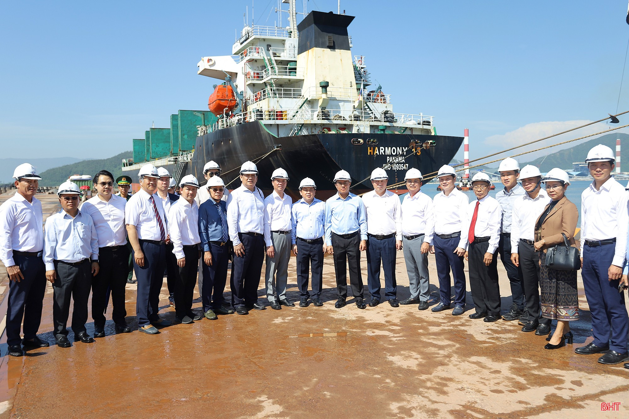 Ông Leklay Sivilay - Bộ trưởng Bộ Công chính và Vận tải Lào cùng đoàn công tác khảo sát bến cảng số 3 do Công ty CP Cảng quốc tế Lào - Việt quản lý, vận hành.