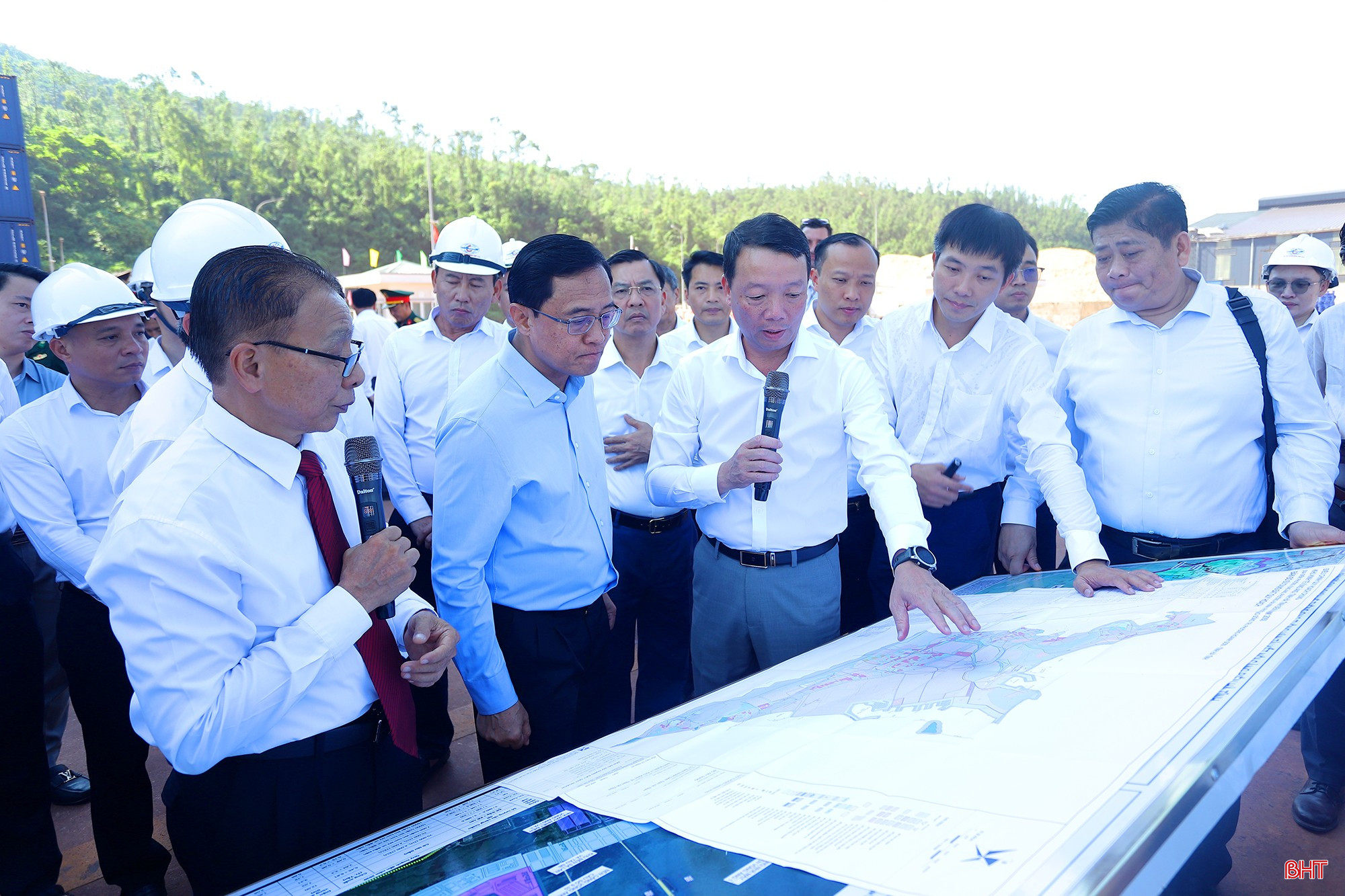 Trước đó, Chủ tịch UBND tỉnh Phan Thiên Định giới thiệu đến đoàn công tác Bộ Công chính và Vận tải Lào về các bến cảng số 1, 2, 3 tại cảng Vũng Áng.