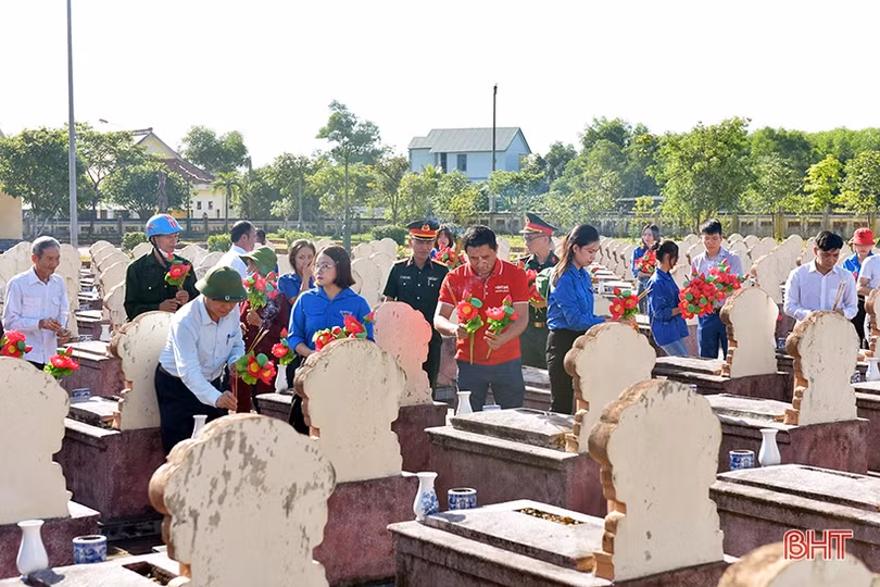 Tuổi trẻ Hà Tĩnh dâng hàng nghìn đóa sen hồng lên các phần mộ anh hùng liệt sỹ