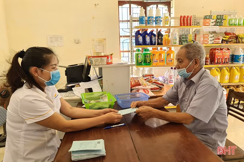 Bất tiện trong chi trả an sinh qua ATM ở Hà Tĩnh, khó khăn chưa tìm được “lời giải”
