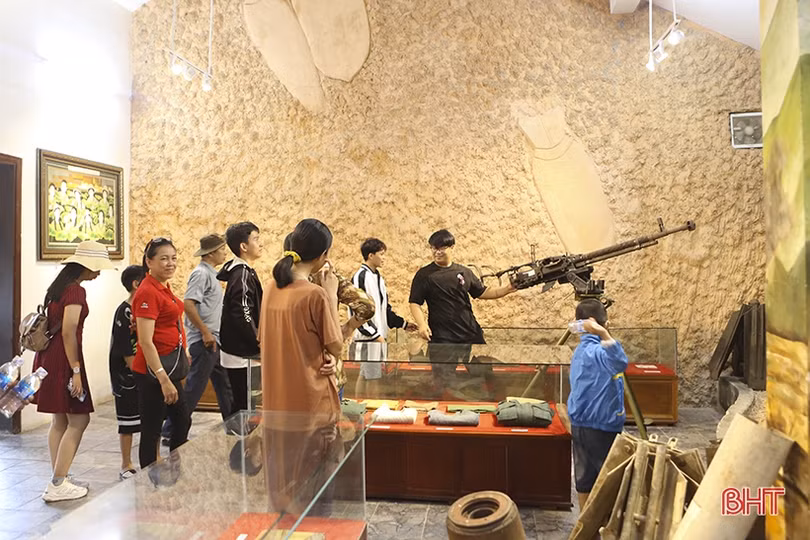 Hàng ngàn du khách dâng hương tại Khu di tích Ngã ba Đồng Lộc nhân ngày truyền thống lực lượng TNXP