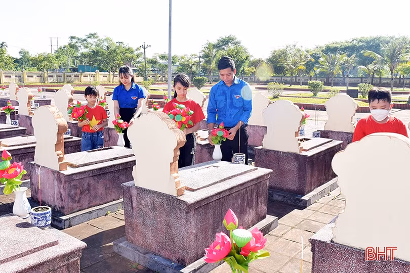 Tuổi trẻ Hà Tĩnh dâng hàng nghìn đóa sen hồng lên các phần mộ anh hùng liệt sỹ