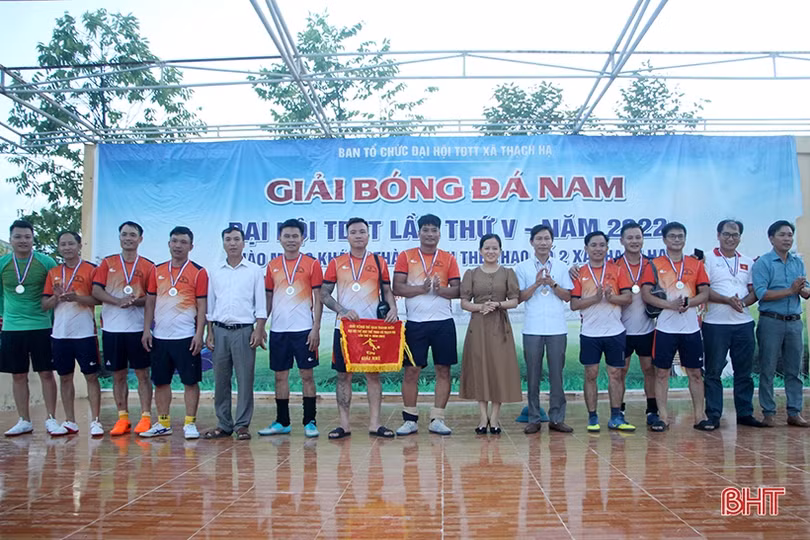 Giải Bóng đá nam xã Thạch Hạ thu hút 11 đội tham dự 