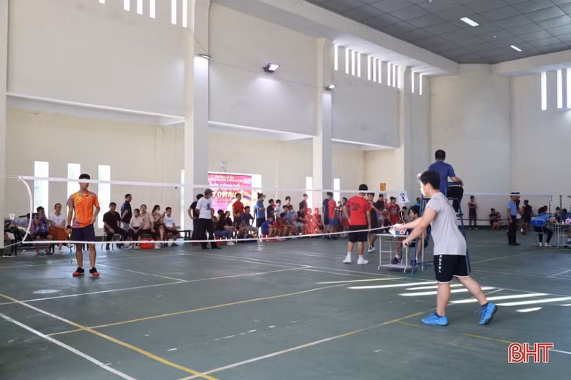 Gần 100 VĐV tham dự Giải Cầu lông thanh thiếu niên và nhi đồng tại TP Hà Tĩnh