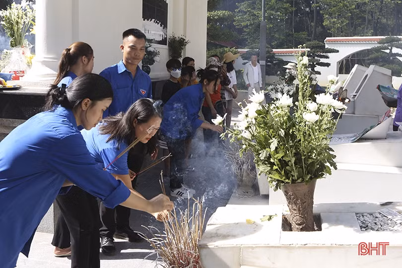 Hàng ngàn du khách dâng hương tại Khu di tích Ngã ba Đồng Lộc nhân ngày truyền thống lực lượng TNXP