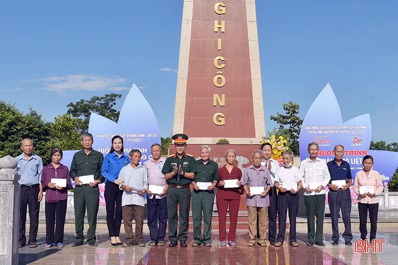 Tuổi trẻ Hà Tĩnh dâng hàng nghìn đóa sen hồng lên các phần mộ anh hùng liệt sỹ