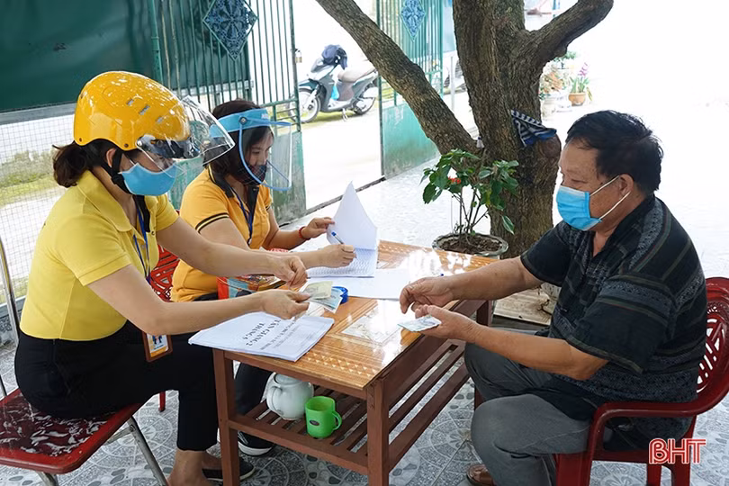 Bất tiện trong chi trả an sinh qua ATM ở Hà Tĩnh, khó khăn chưa tìm được “lời giải”