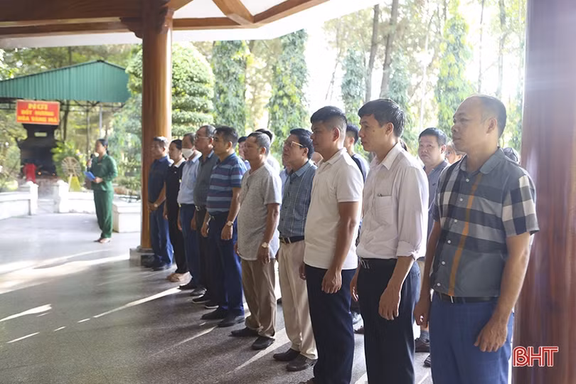 Hàng ngàn du khách dâng hương tại Khu di tích Ngã ba Đồng Lộc nhân ngày truyền thống lực lượng TNXP