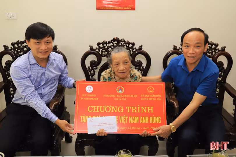 Lãnh đạo Hương Sơn thăm hỏi Mẹ Việt Nam anh hùng