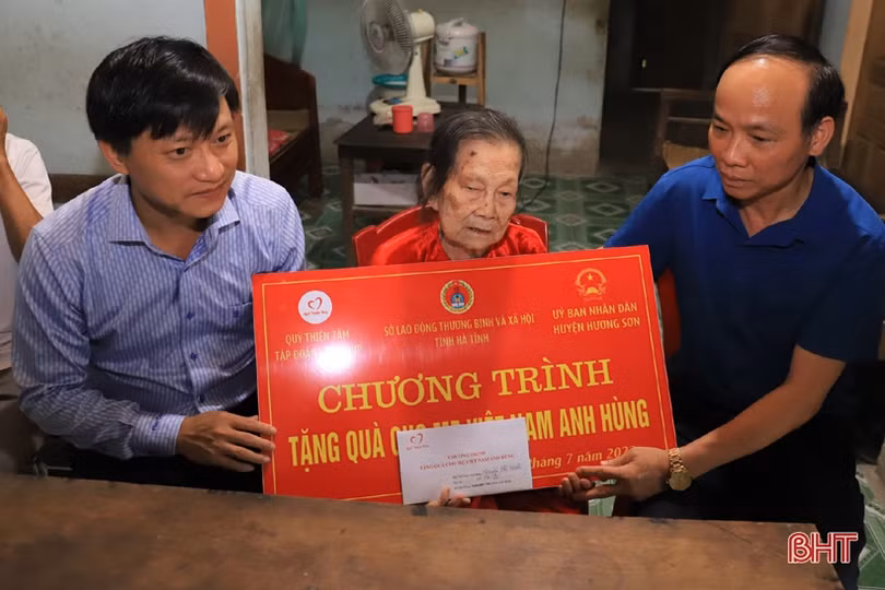 Lãnh đạo Hương Sơn thăm hỏi Mẹ Việt Nam anh hùng
