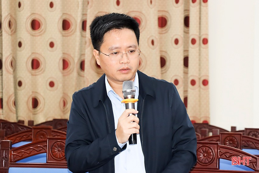 Trưởng phòng Tài chính kế hoạch Lê Trung Dũng đề xuất HĐND tỉnh nghiên cứu các chính sách về đề án nhà ở xã hội cho các đối tượng hưởng lợi.