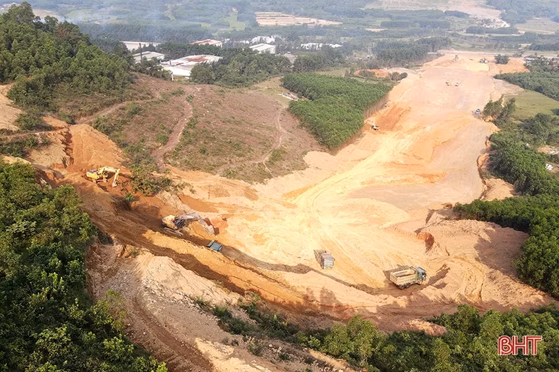 Khoét núi thi công cao tốc Vũng Áng - Bùng đoạn qua Hà Tĩnh