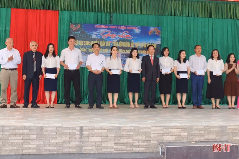Chia sẻ về hướng nghiệp, thực hiện ước mơ cho học sinh ở Cẩm Xuyên
