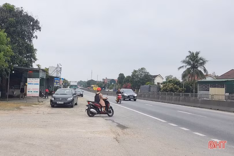 Nhiều người dân, học sinh “vô tư” đi ngược chiều trên QL 1 qua Hà Tĩnh