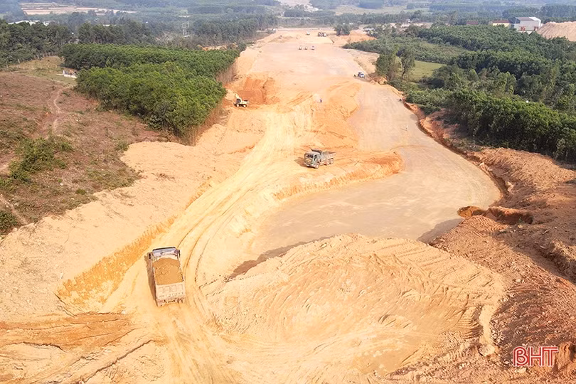 Khoét núi thi công cao tốc Vũng Áng - Bùng đoạn qua Hà Tĩnh