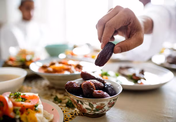 Tháng Ramadan, người Hồi giáo ăn uống như thế nào?