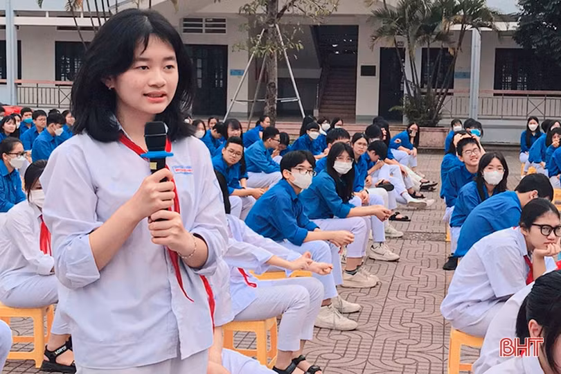 Gần 1.000 học sinh TP Hà Tĩnh được phổ biến pháp luật qua phiên tòa giả định