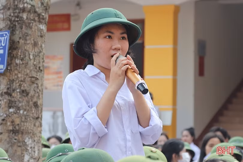 Chia sẻ về hướng nghiệp, thực hiện ước mơ cho học sinh ở Cẩm Xuyên