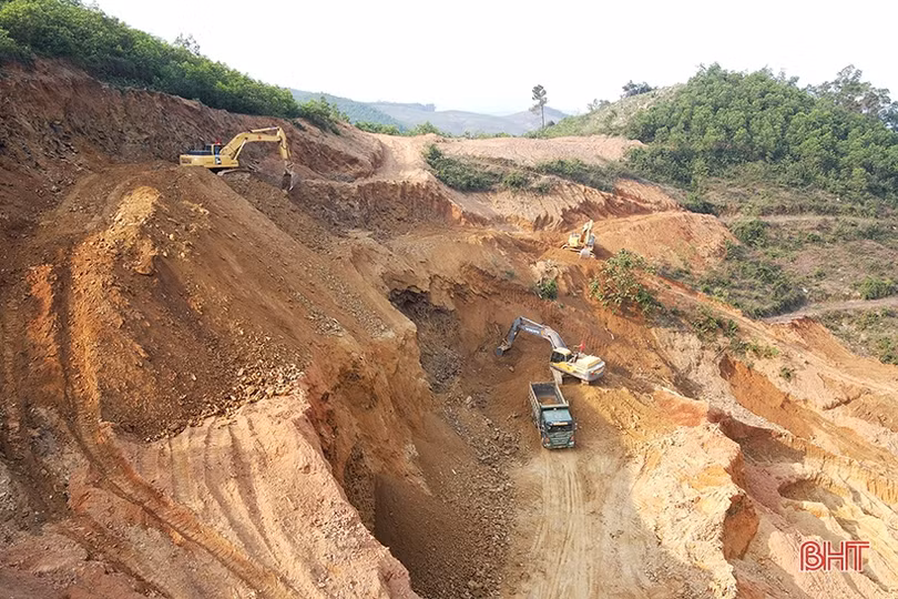 Khoét núi thi công cao tốc Vũng Áng - Bùng đoạn qua Hà Tĩnh