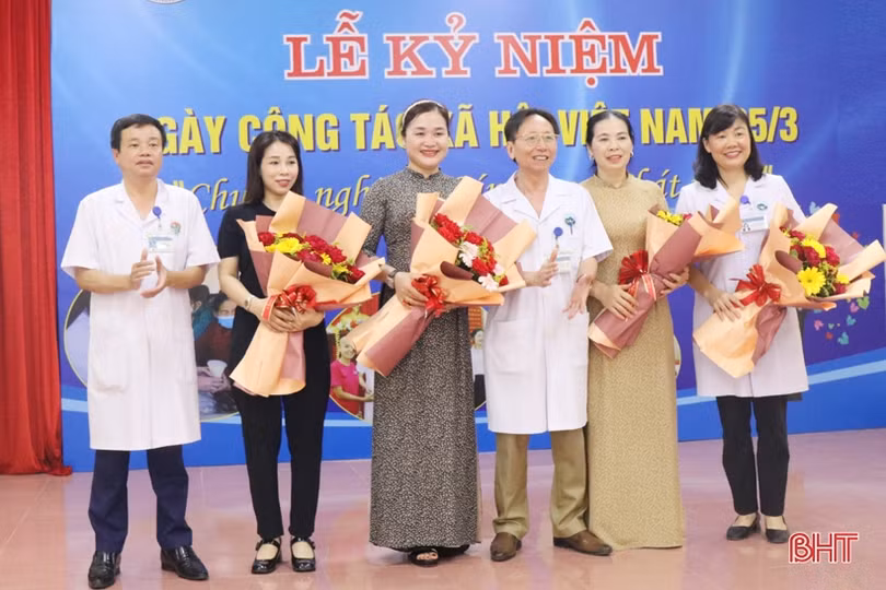 Trao 56 suất quà cho bệnh nhân nghèo nhân kỷ niệm Ngày Công tác xã hội
