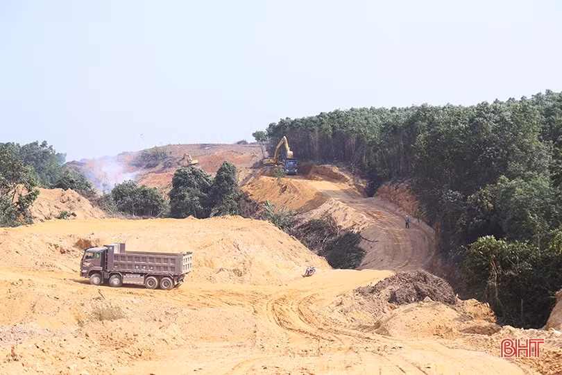 Khoét núi thi công cao tốc Vũng Áng - Bùng đoạn qua Hà Tĩnh