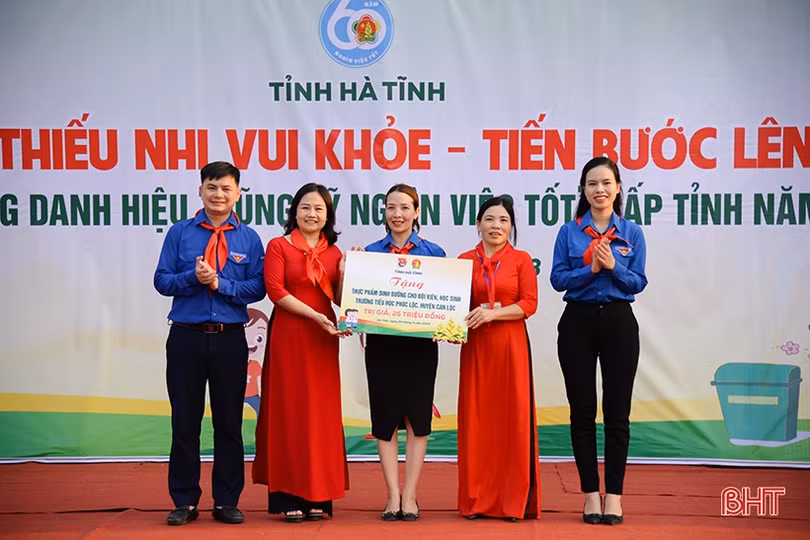 Hà Tĩnh tuyên dương 29 “Dũng sỹ nghìn việc tốt”