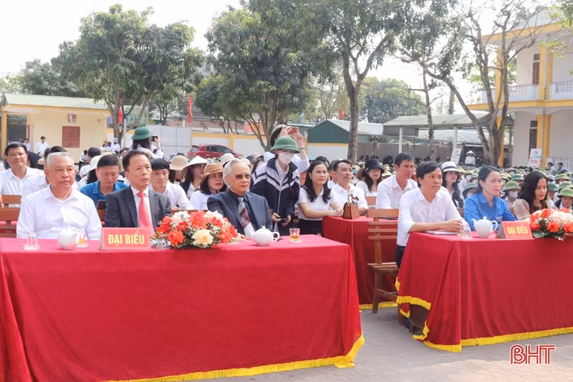 Chia sẻ về hướng nghiệp, thực hiện ước mơ cho học sinh ở Cẩm Xuyên