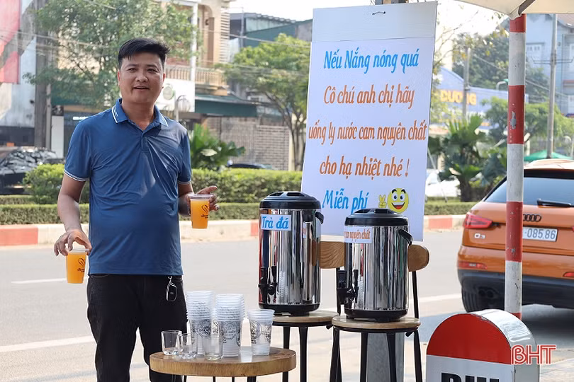 Mát lòng từ những bình nước miễn phí bên hè phố Hà Tĩnh