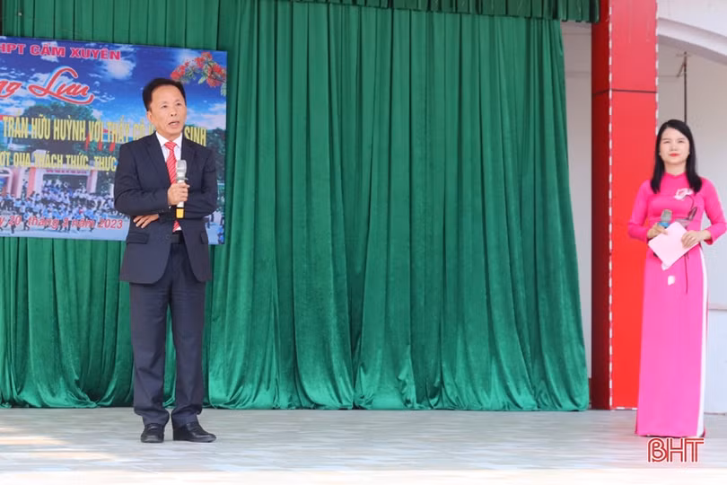 Chia sẻ về hướng nghiệp, thực hiện ước mơ cho học sinh ở Cẩm Xuyên