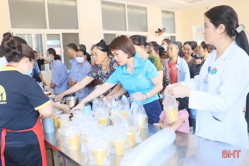 Trao 56 suất quà cho bệnh nhân nghèo nhân kỷ niệm Ngày Công tác xã hội