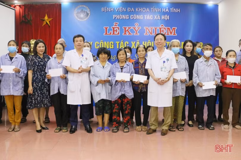 Trao 56 suất quà cho bệnh nhân nghèo nhân kỷ niệm Ngày Công tác xã hội