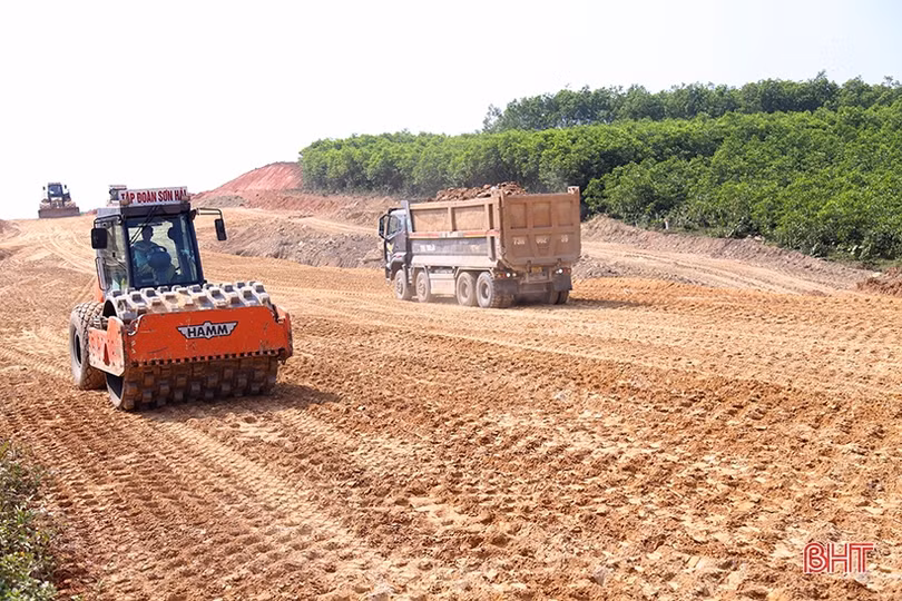 Khoét núi thi công cao tốc Vũng Áng - Bùng đoạn qua Hà Tĩnh