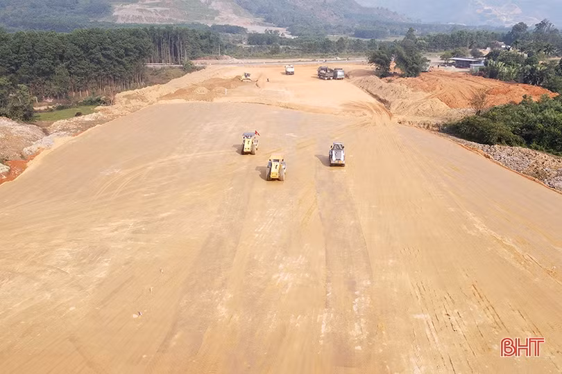 Khoét núi thi công cao tốc Vũng Áng - Bùng đoạn qua Hà Tĩnh