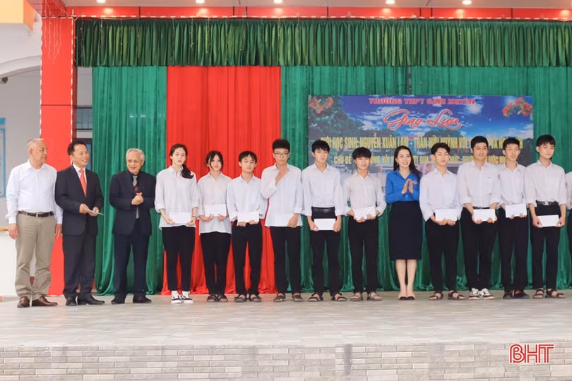 Chia sẻ về hướng nghiệp, thực hiện ước mơ cho học sinh ở Cẩm Xuyên