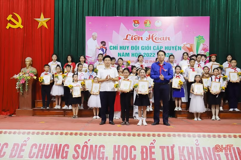 Học sinh Trường Tiểu học thị trấn Phố Châu nhất Liên hoan Chỉ huy đội giỏi huyện Hương Sơn