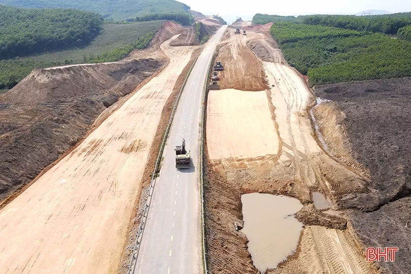 Khoét núi thi công cao tốc Vũng Áng - Bùng đoạn qua Hà Tĩnh