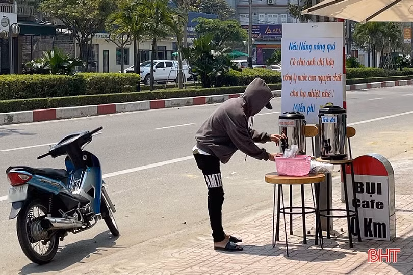 Mát lòng từ những bình nước miễn phí bên hè phố Hà Tĩnh