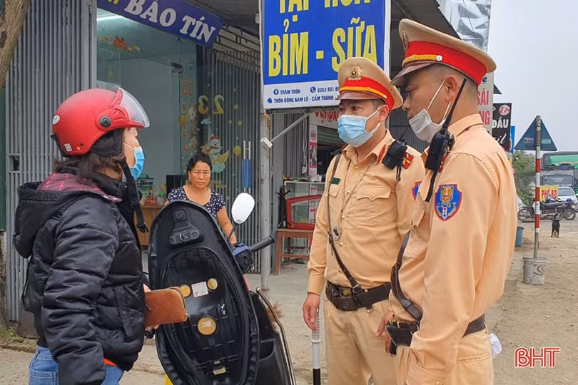 Nhiều người dân, học sinh “vô tư” đi ngược chiều trên QL 1 qua Hà Tĩnh