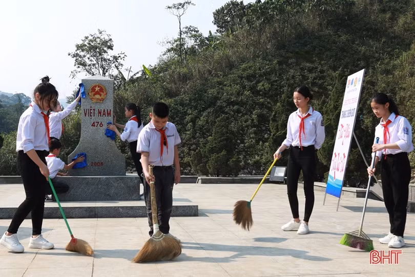 Thiêng liêng lễ “Chào cờ tháng ba biên giới” ở cột mốc 476