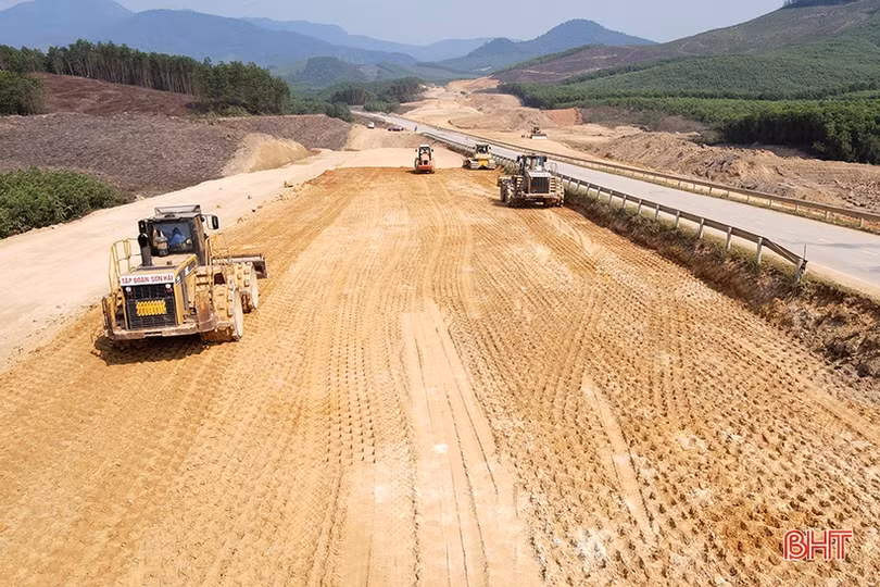 Khoét núi thi công cao tốc Vũng Áng - Bùng đoạn qua Hà Tĩnh