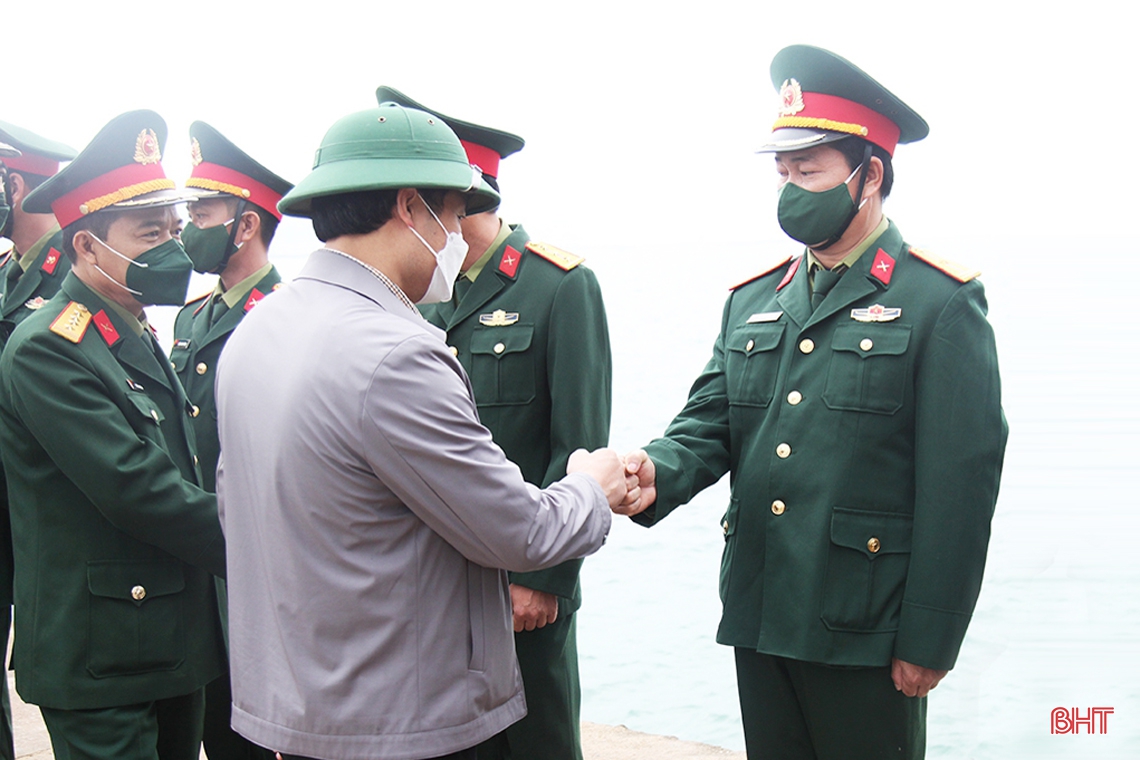 Lãnh đạo Quân khu 4, tỉnh Hà Tĩnh kiểm tra công tác sẵn sàng chiến đấu và chúc tết tại đảo Sơn Dương