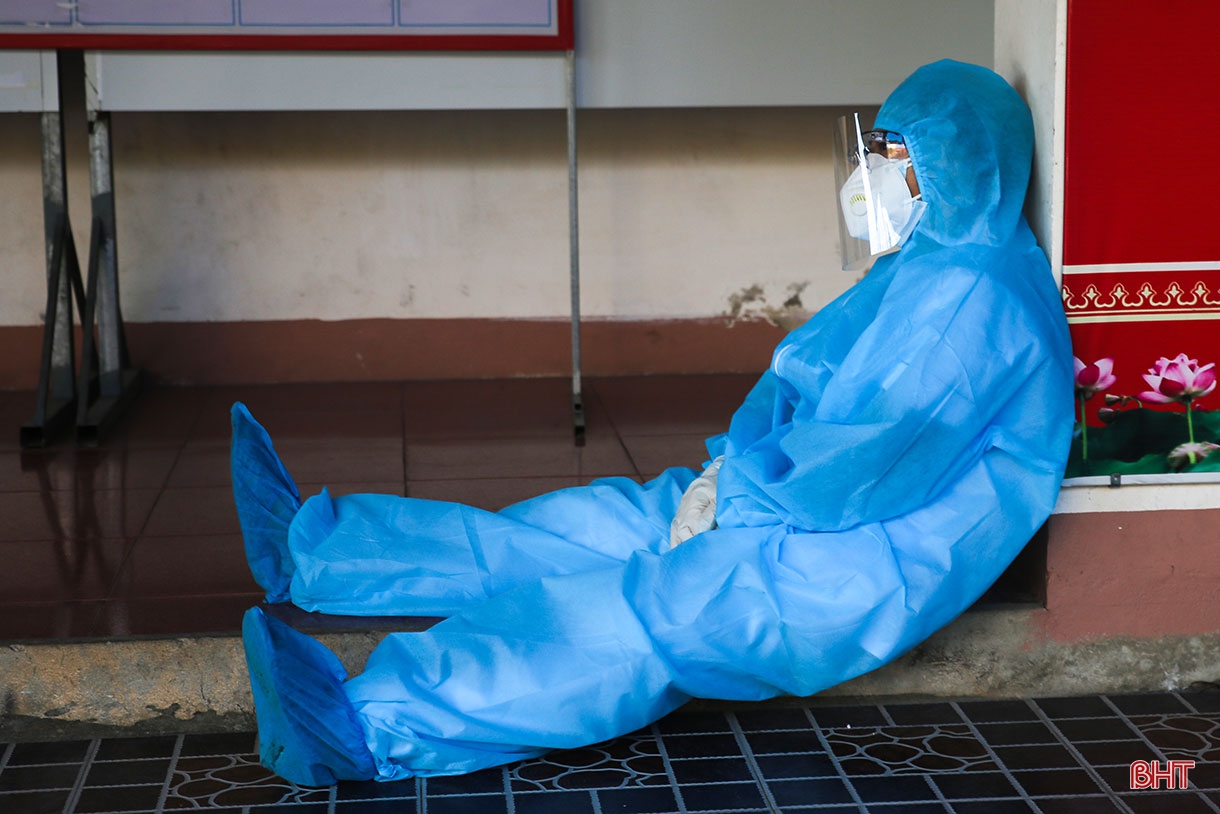 Nỗi vất vả của những nhân viên y tế góp sức truy tìm virus SARS-CoV-2 ở Hà Tĩnh