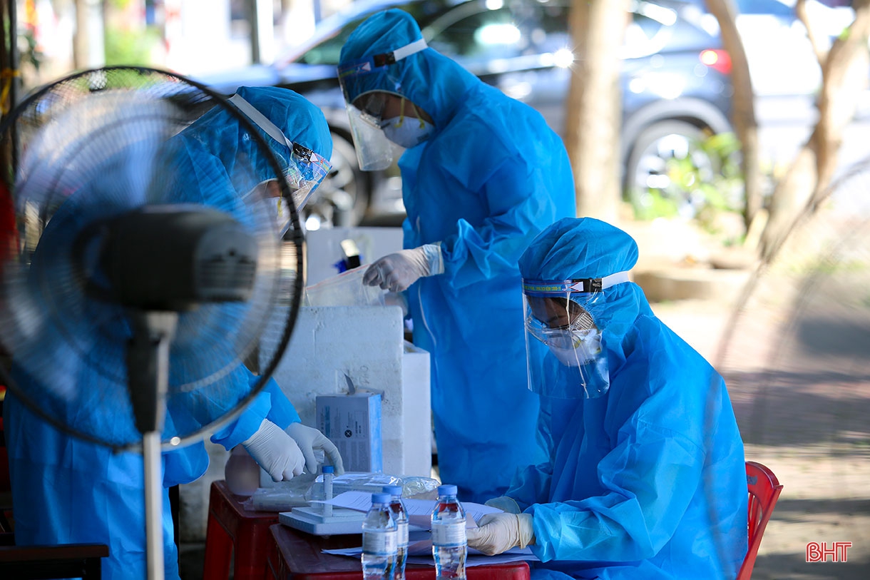 Nỗi vất vả của những nhân viên y tế góp sức truy tìm virus SARS-CoV-2 ở Hà Tĩnh