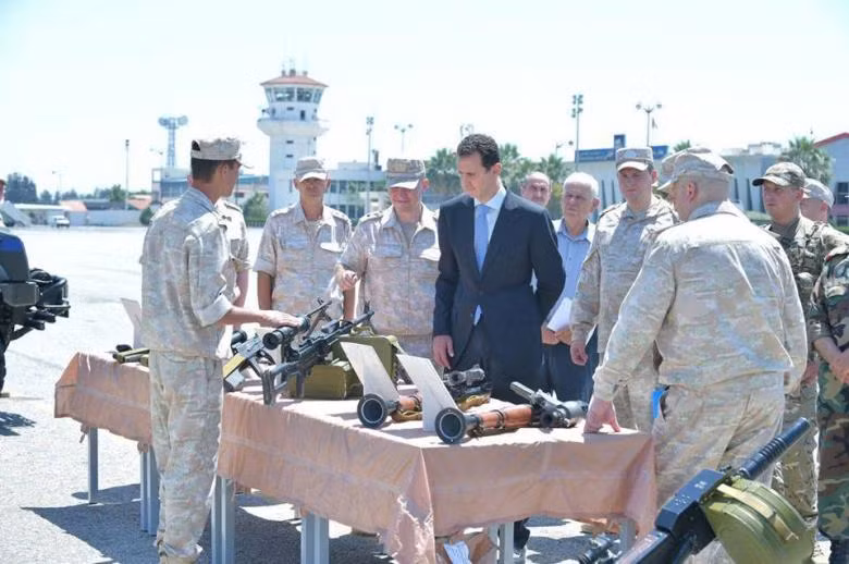 photo tong thong al assad lan dau tham can cu khong quan nga o syria