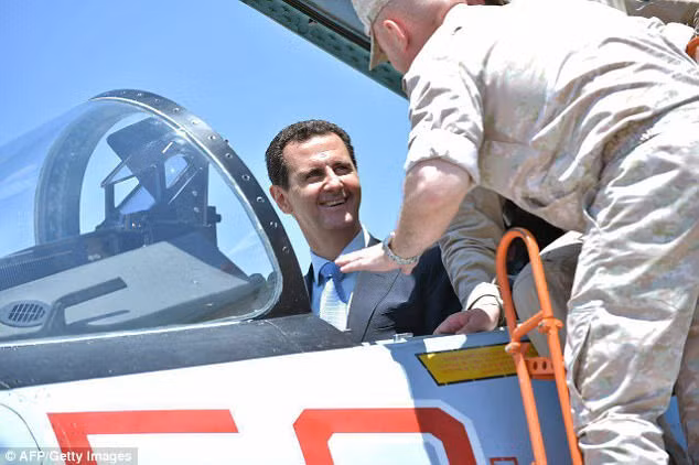 photo tong thong al assad lan dau tham can cu khong quan nga o syria